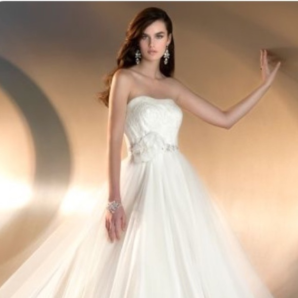 Essense of Australia D1413 Wedding Gown